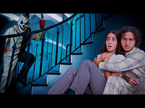 Thumbnail for UM NOVO PALHAÇO INVADIU A MANSÃO AS 3:00 HORAS DA MANHÃ - BIZARRO 😱😱😱