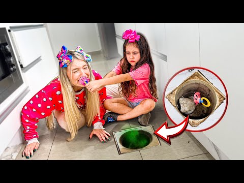Thumbnail for MINHA IRMÃZINHA JOGOU A CHUPETA DA BEBÊ JULLY NO RALO! *ela chorou