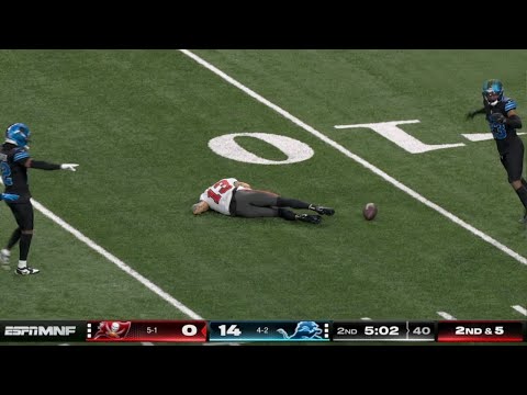 Thumbnail for Mike Evans Knocked Out and Injures Shoulder on Same Play - Doctor Explains